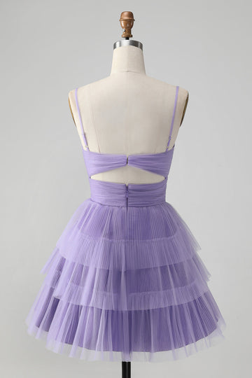 Lindo vestido de cóctel corto de tul con tirantes finos y una línea morado